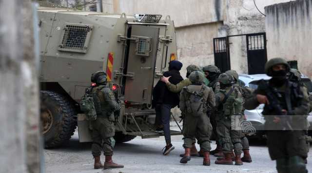 العدو الصهيوني يعتقل ثلاثة فلسطينيين من رام الله ويواصل إغلاق المدخل الرئيس لقرية برقة