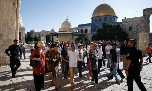 مستوطنون صهاينة يدنسون باحات المسجد الاقصى في اقتحام جديد لهم