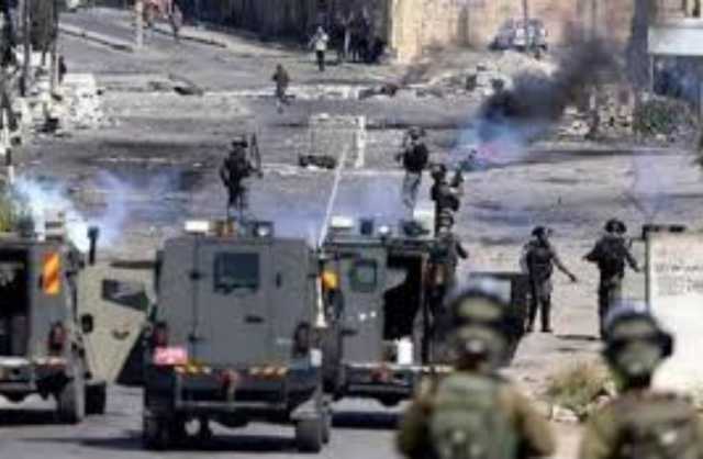 اعتقال ثمانية فلسطينيين في الضفة والعدو الصهيوني يهدم منازل في القدس المحتلة