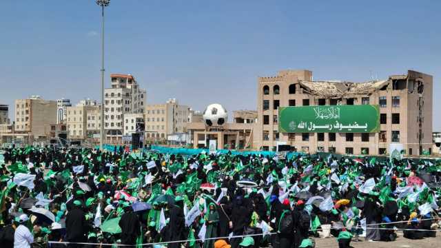 حشود نسائية تكتظ بها ساحات ملعب الثورة احتفاءً بالربيع المحمدي