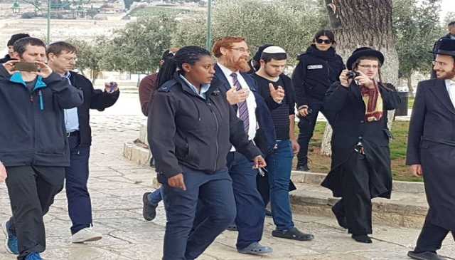 عشرات المستوطنين الصهاينة يقتحمون باحات الأقصى المبارك