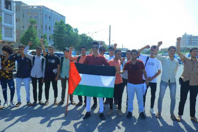 وقفة لطلاب وكوادر جامعة العلوم والتكنولوجيا بالحديدة تندد بالعدوان الصهيوني على غزة