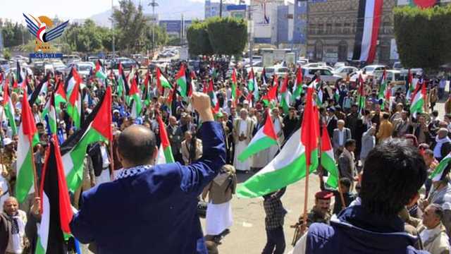 مسيرة لمنتسبي رئاسة الوزراء ووزارات التعليم العالي والخدمة المدنية والثقافة تنديداً بجرائم العدو الصهيوني