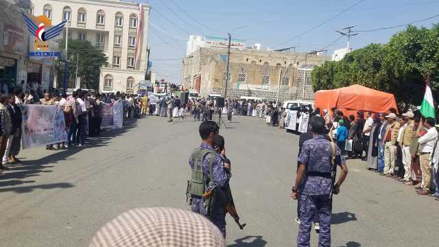 منتسبو القطاع الإنساني في حجة ينددون بجرائم العدو الصهيوني في غزة