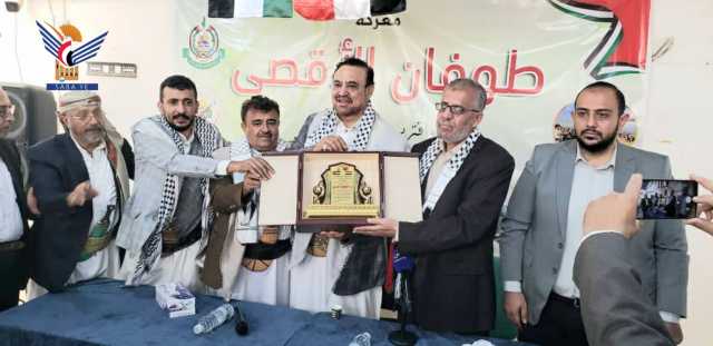 أمين العاصمة وقيادات محلية يزورون مكتب حركة حماس في العاصمة صنعاء
