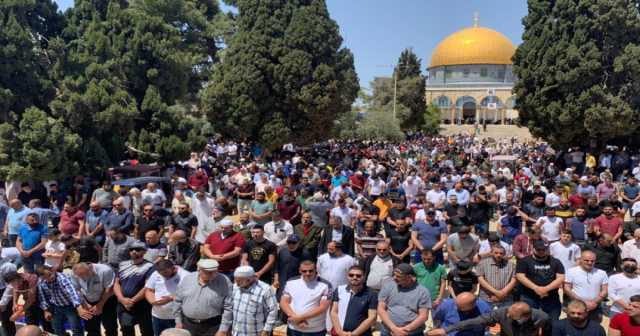 آلاف الفلسطينيين يؤدون صلاة الجمعة في رحاب الأقصى رغم تشديدات العدو