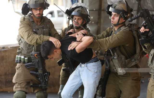 العدو الصهيوني يعتقل 56 فلسطينيا من عدة محافظات بالضفة الغربية المحتلة
