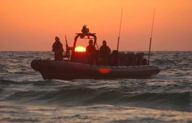 زوارق العدو الصهيوني تطلق النار صوب مراكب الصيادين جنوب قطاع غزة
