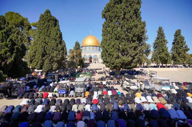 آلاف الفلسطينيين يؤدون صلاة الجمعة بالأقصى والعدو يحول القدس إلى ثكنة عسكرية