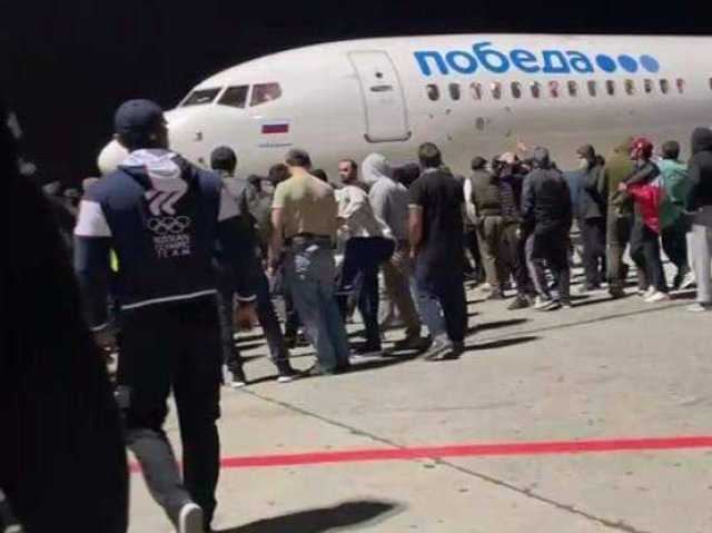 متظاهرون يطاردون إسرائيليين في مطار داغستان الروسية