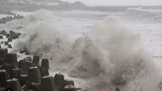 الصين تحذر من أمواج عاتية مع اقتراب إعصار كوينو من سواحلها الجنوبية
