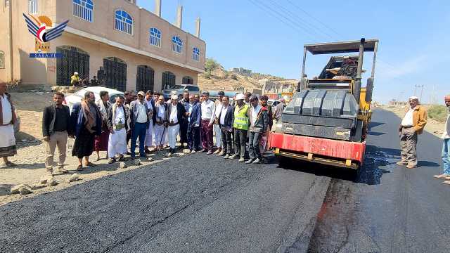 الجندي يطلع على العمل بمشروع شق وسفلتة شارع 21 سبتمبر في مدينة تعز الجديدة