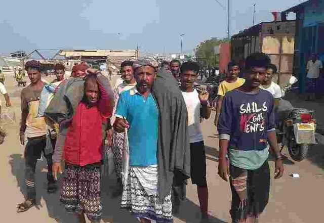عودة 54 صياداً إلى الحديدة بعد عام من الاحتجاز والتعذيب في سجون إريتريا