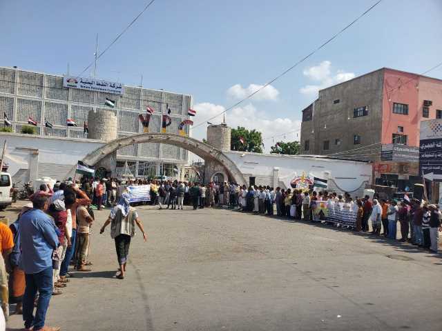 وقفة احتجاجية لعمال وموظفي كهرباء الحديدة تنديدا بجرائم العدو الصهيوني في غزة