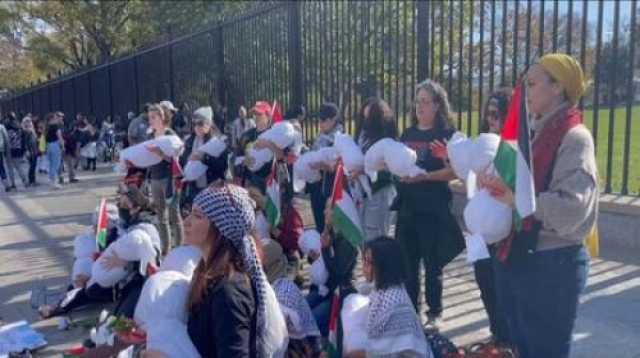 وقفة مع أكفان أطفال غزة أمام البيت الأبيض تطالب بايدن بوقف إطلاق النار فوراً