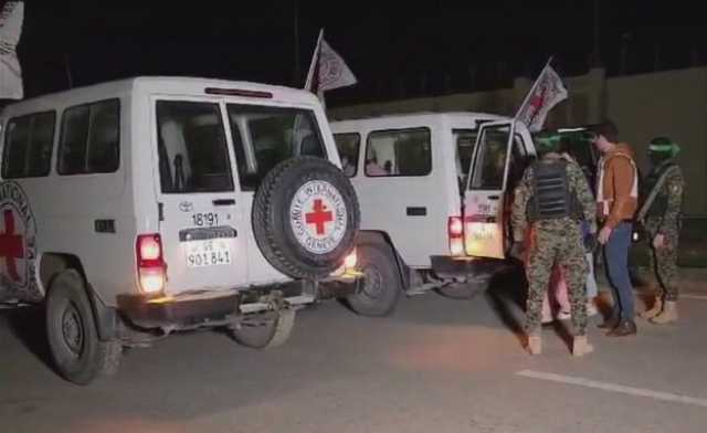 المقاومة الفلسطينية تسلم 12 أسيرا صهيونيا في غزة للصليب الأحمر