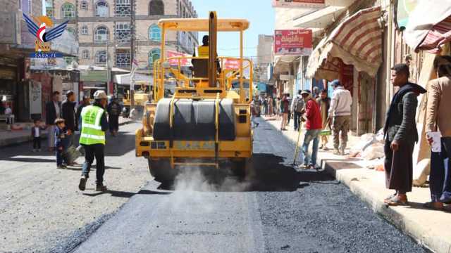 الجايفي والمنتصر يتفقدان سير العمل في سفلتة شارع 14 بمديرية صنعاء الجديدة
