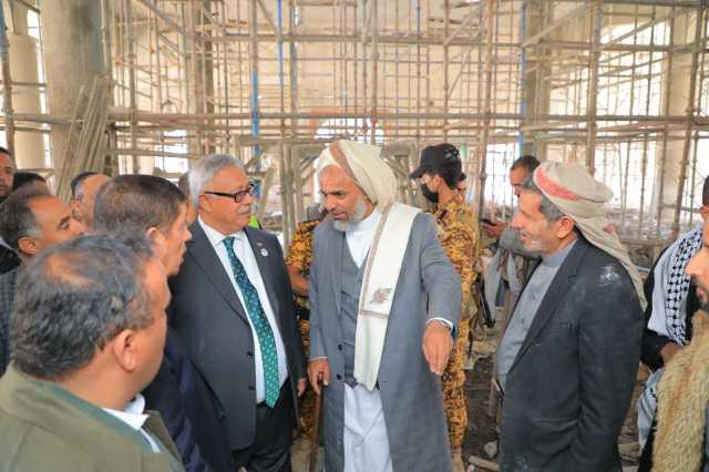 الدكتور بن حبتور ومفتي الديار اليمنية يطلعان على مستوى الإنجاز في إعادة بناء جامع النهرين