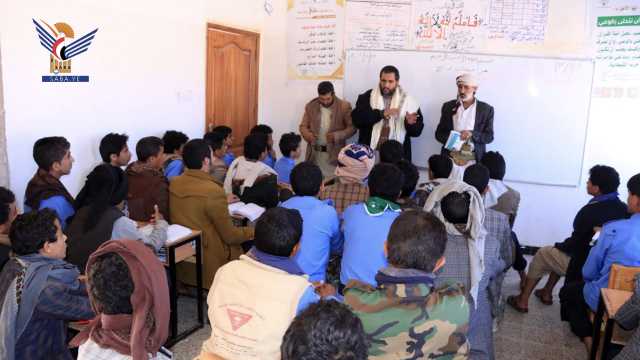 الهادي يتفقد سير العملية التعليمية بمدرسة شهيد القرآن في مديرية سنحان بصنعاء