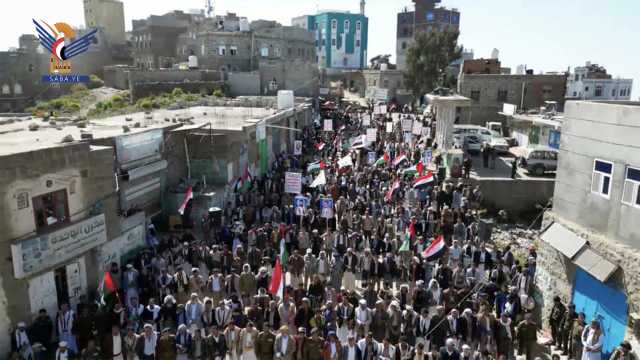 ريمة تشهد مسيرة جماهيرية حاشدة تحت شعار “معكم حتى النصر، والأمريكي لن يوقفنا”