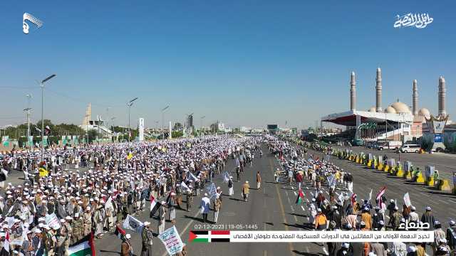 ميدان السبعين يشهد عرضاً شعبياً مسلحاً للدفعة الأولى من الدورات المفتوحة “طوفان الأقصى”