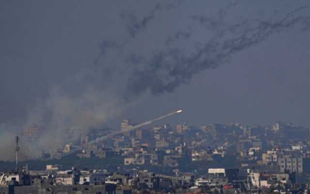 المقاومة الفلسطينية تدّك “تل أبيب” برشقات صاروخية رداً على المجازر في غزّة