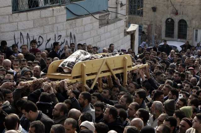 الفلسطينيون يشيعون جثمان الشهيد عزيز اخليل في بيت أمر