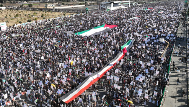 حشد مليوني بميدان السبعين في مسيرة “اليمن وفلسطين في خندق واحد”