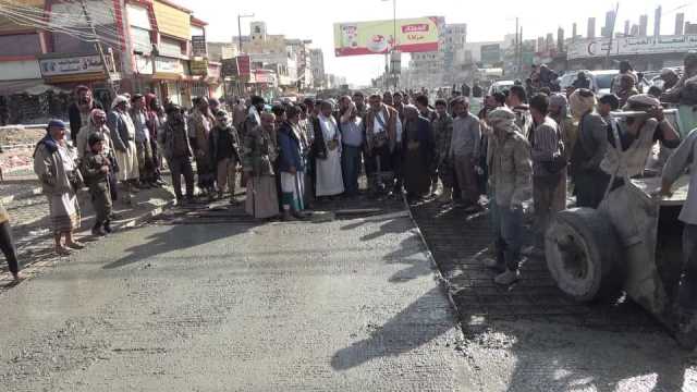 تفقد سير العمل في مشروع الرصف الحجري بجولة شارع جبن في رداع بالبيضاء