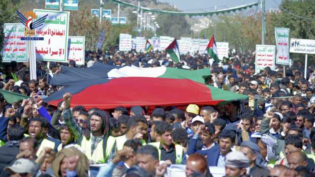 قيادات وأكاديميو وطلبة جامعة صنعاء يخرجون في مسيرة تضامنية مع الشعب الفلسطيني