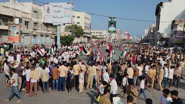 مسيرة طلابية في مديرية الميناء بالحديدة تضامنا مع فلسطين تنديدا بالعدوان الامريكي البريطاني