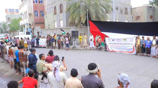 وقفة لموظفي النقل والمساحة الجيولوجية بالحديدة تنديداً بالعدوان على اليمن