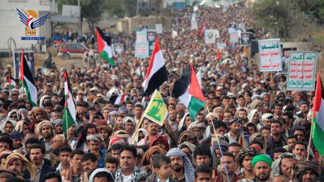 حشد مهيب في مسيرة “اليمن وفلسطين خندق واحد” بمحافظة تعز