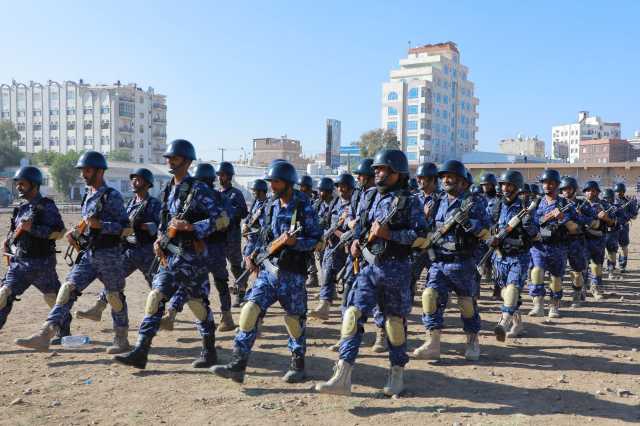 قوات النجدة بأمانة العاصمة تنظم عرضاً رمزياً لرفع الجاهزية القتالية الأمنية (صور)