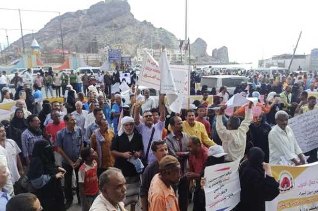 متظاهرون يحاصرون القصر الرئاسي في عدن