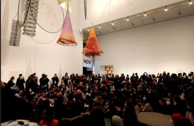 متظاهرون في نيويورك يقتحمون متحف “الفن الحديث” للمطالبة بوقف الحرب على غزة