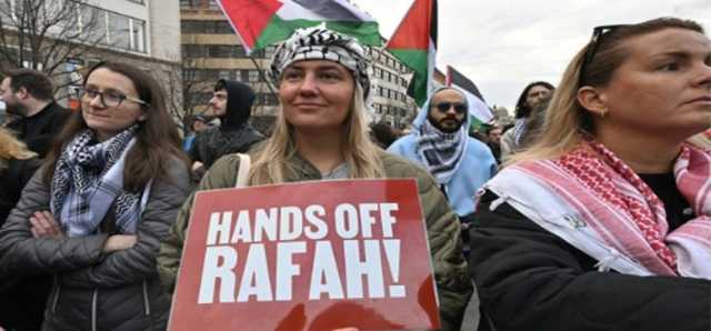 مئات المواطنين في براغ يتظاهرون لوقف المجازر الصهيونية بحق الشعب الفلسطيني