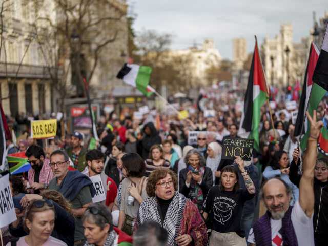 مظاهرة في مدريد بإسبانيا دعما للفلسطينيين والمطالبة بوقف فوري لإطلاق النار في غزة