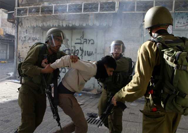 قوات العدو الصهيوني تعتقل 12 فلسطينياً في أنحاء متفرقة بالضفة الغربية