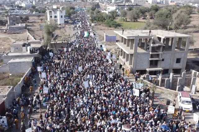 مسيرتان بمحافظة تعز تحت شعار “مع غزة ملتزمون حتى النصر”