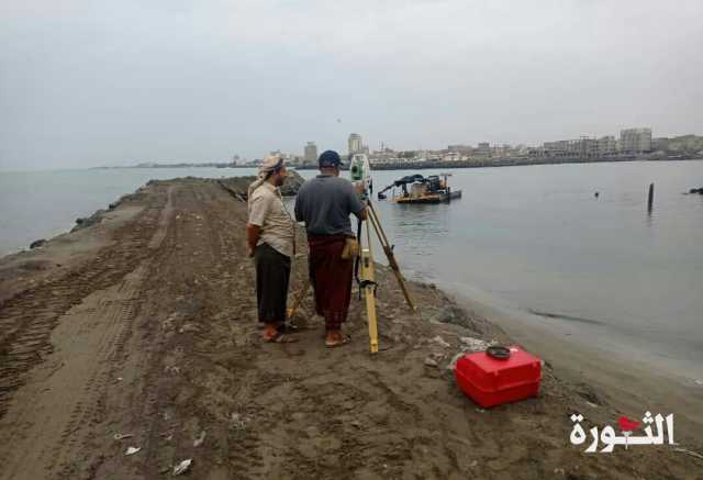 الاطلاع على سير العمل بمشروع تأهيل البوابة البحرية لميناء الاصطياد السمكي بالحديدة