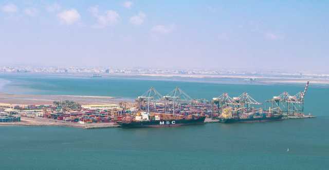 الكشف عن كارثة دفن العدوان لنفايات عسكرية قبالة ميناء عدن