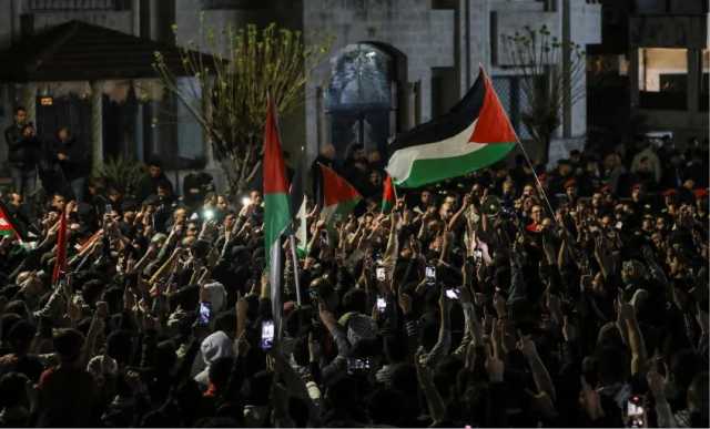 الأردنيون يواصلون الاحتشاد بمحيط سفارة الكيان الصهيوني ويهتفون بدعم المقاومة