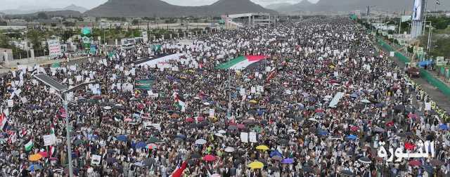 حشود مليونية بالعاصمة صنعاء في مسيرة “معركتنا مستمرة حتى تنتصر غزة”