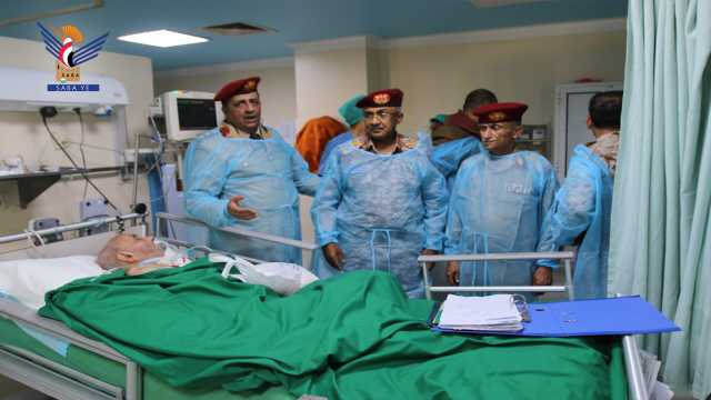 المفتش العام للقوات المسلحة يزور الجرحى في المستشفى العسكري بصنعاء