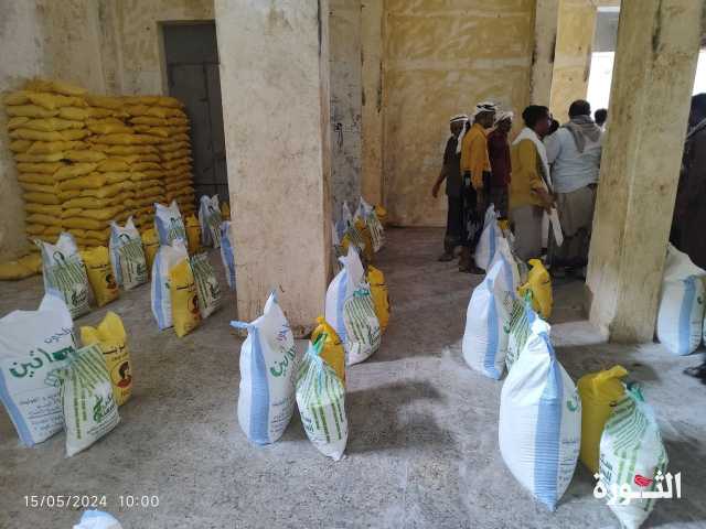 حليصي يدشن توزيع 3 آلاف سلة غذائية للأسر النازحة بالحديدة
