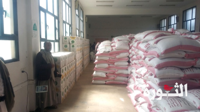 المكتب الإنساني بوزارة الدفاع يوزع ألفي سلة غذائية في مديرية السبعين بالأمانة
