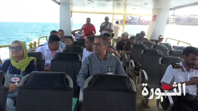 فريق من الصليب الأحمر يزور طاقم سفينة “جلاكسي” الاسرائيلية بالبحر الأحمر