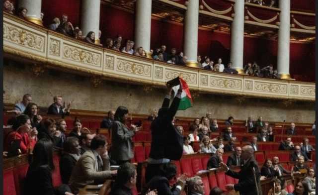 بعد رفعة العلم الفلسطيني ..البرلمان الفرنسي يعلّق عضوية نائب 15 يوماً