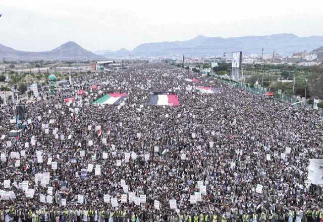 خروج مليوني في العاصمة صنعاء في مسيرة “لا عزة لشعوب الأمة دون الانتصار لغزة”